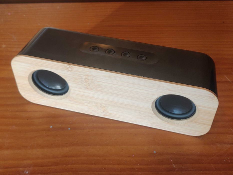 Coluna de som com frente em madeira