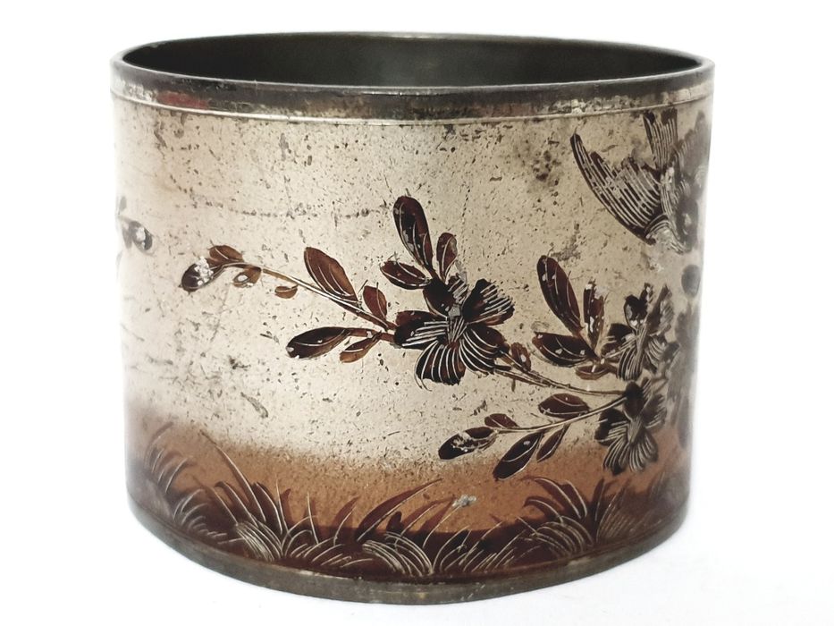 Invulgar linda antiga argola de guardanapo em metal esmaltado