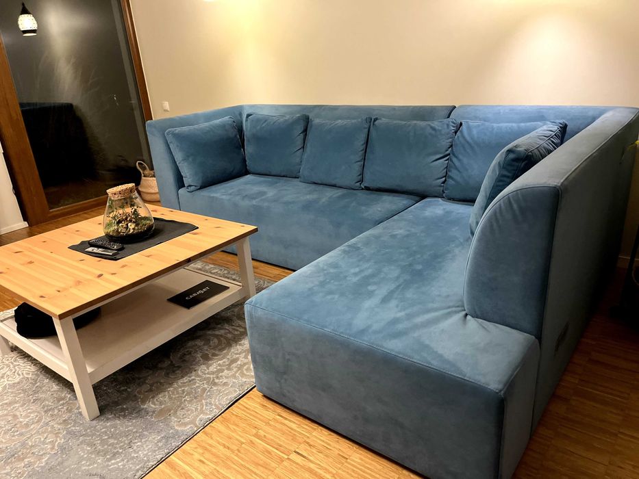 Piękny narożnik w kolorze morskim,b.db stan+stolik i dopasowany dywan!