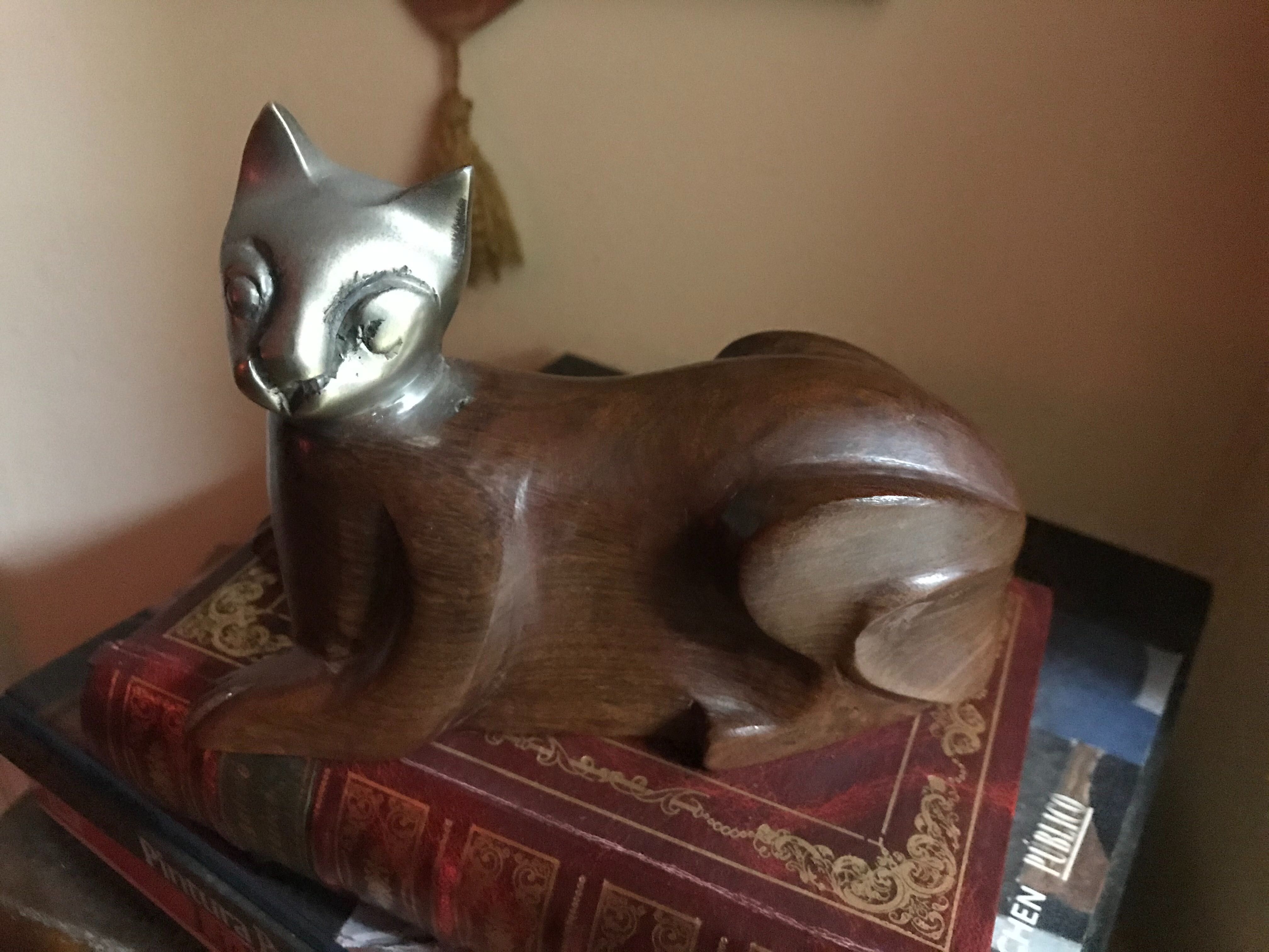 Estatueta de Gato em madeira maciça de cerejeira e estanho.