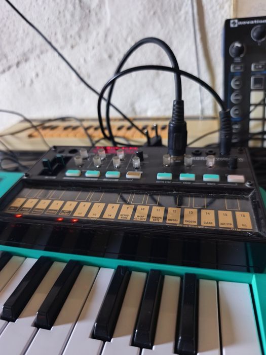 Korg  Vollca FM1 / novation circuit