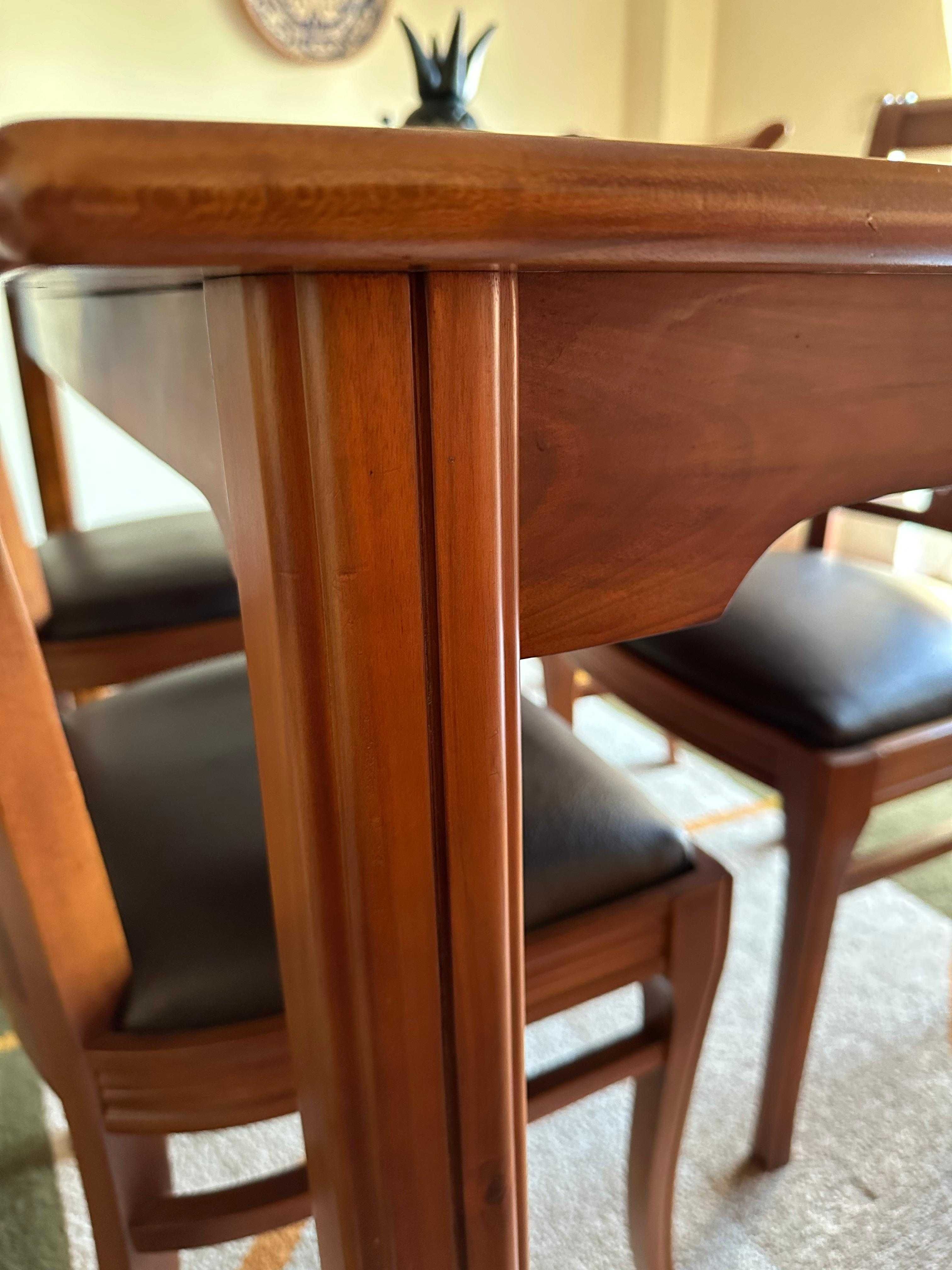 Mesa em Madeira de Cerejeira – Clássica e Robusta