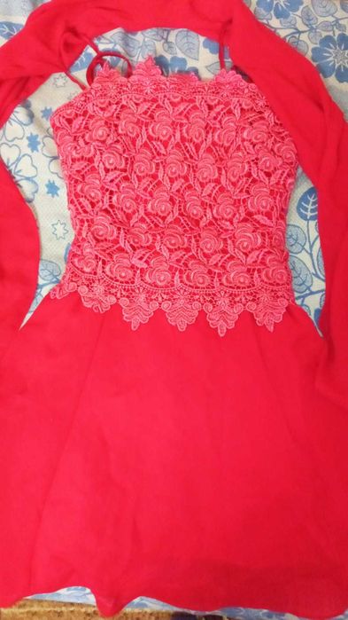 Красное платье шифоновое с шарфиком на брителях  нарядное