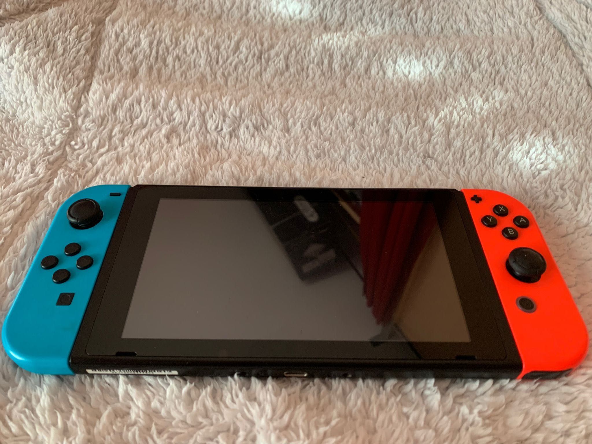 Nintendo Switch vermelho e azul