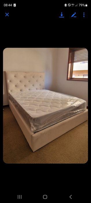Cama de casal e roupeiro
