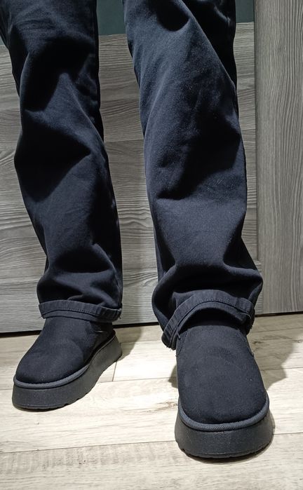 Чорні жіночі уггі