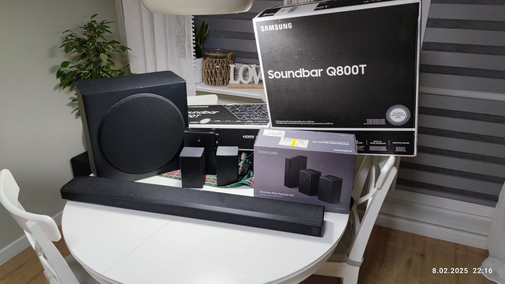 Soundbar Samsung Q800T wraz z dedykowanymi głośnikami przestrzennymi
