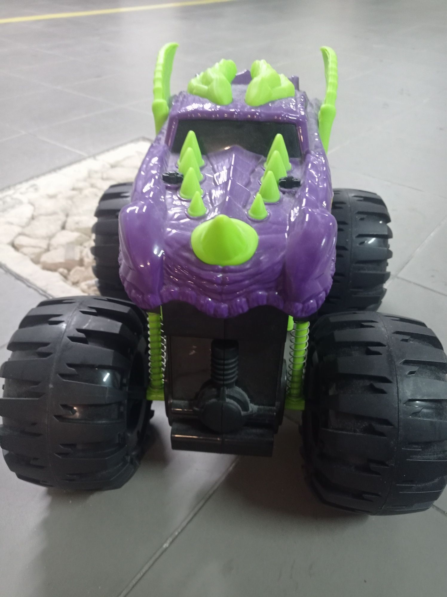 Monster truck dragão grande