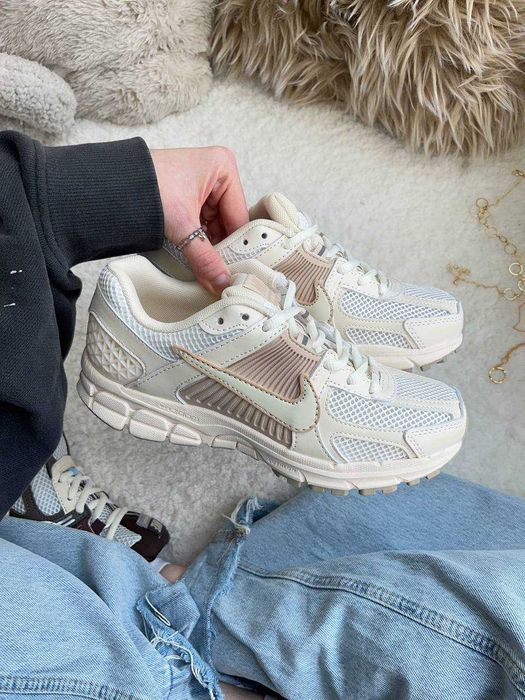 Кросівки жіночі Nike vomero zoom 5 бежеві