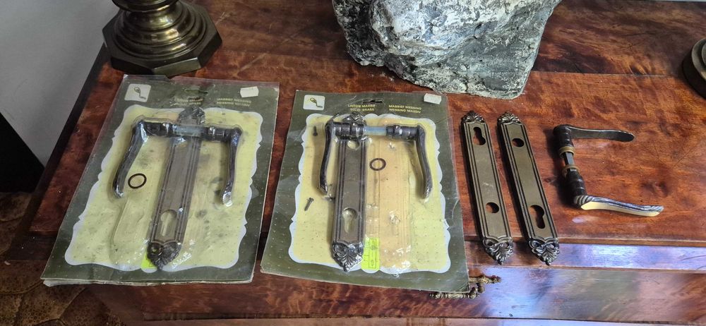 Dwie złote klamki z brązu szyldy antyk glamour