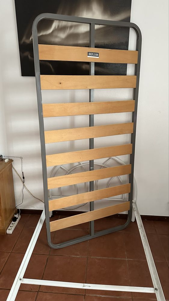 Cama de solteiro em ferro + colchão + 2 estrados (ótimo estado)