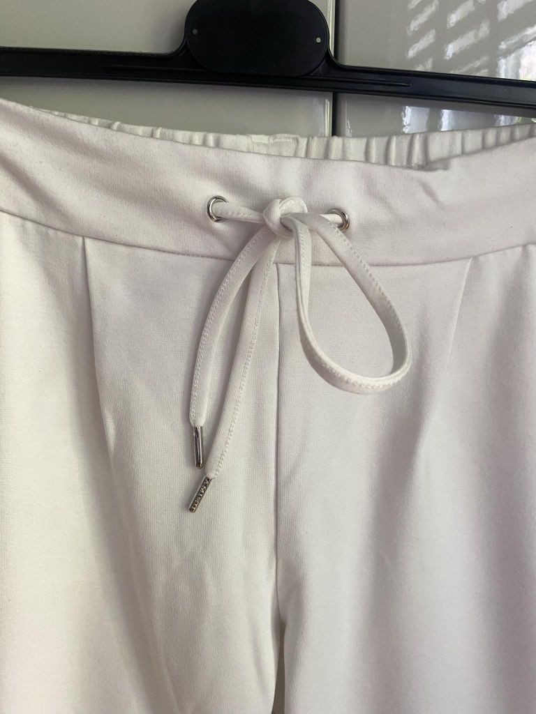 Białe spodnie dresowe New Yorker Amisu