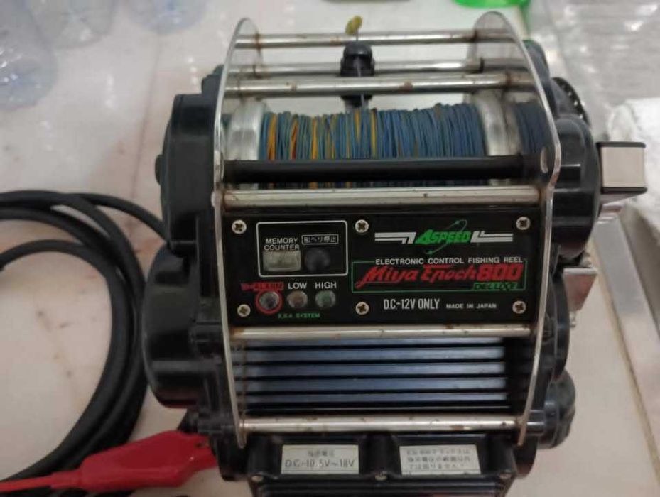 Carreto de pesca elétrico Miya Epoch 800 DELUXE, Japão.