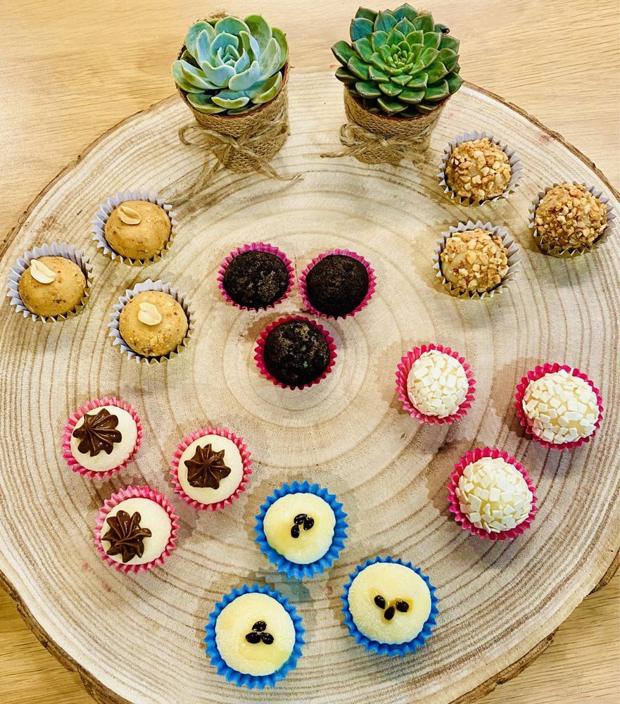 Brigadeiros caseiros e bolos de aniversário