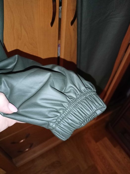 Modne spodnie bojówki z eco skóry M-L