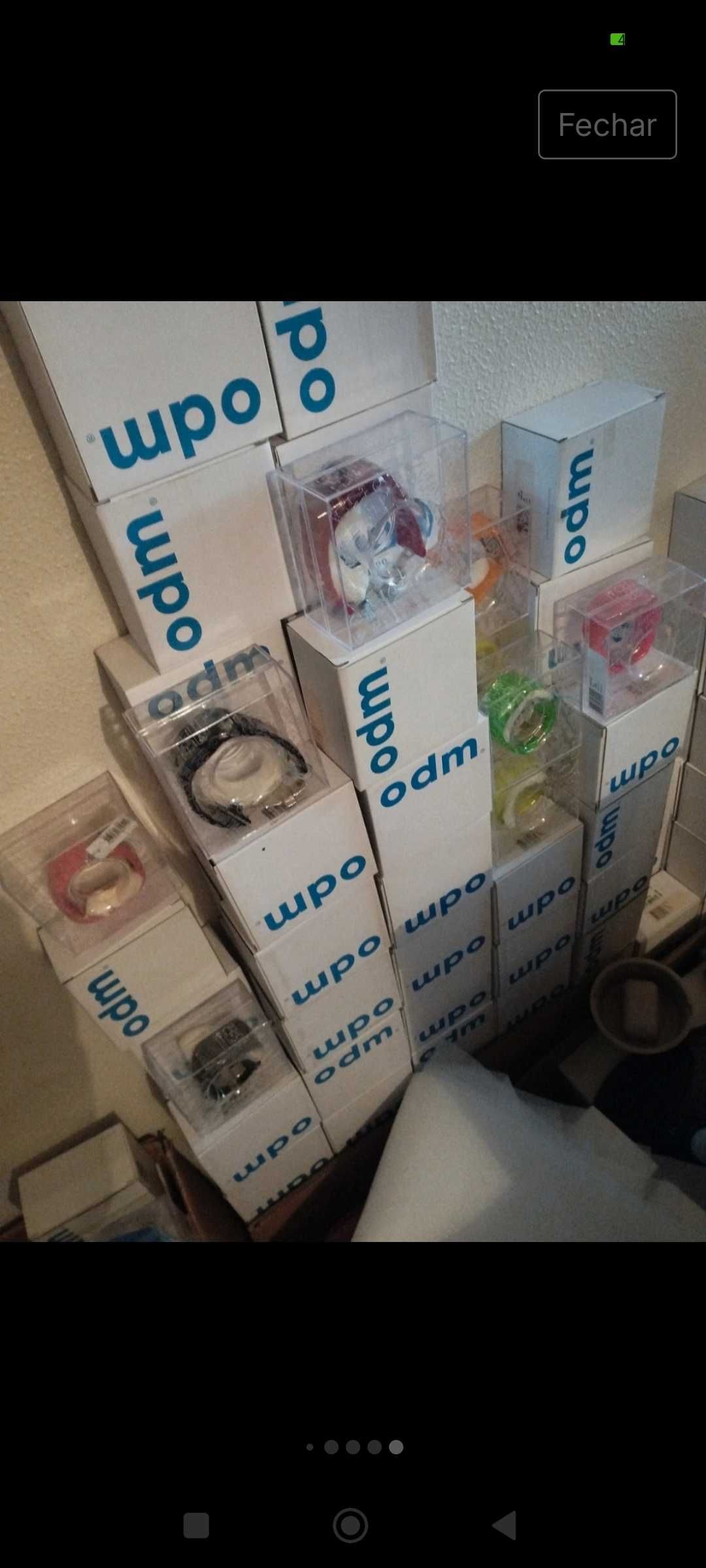 Lote de relógios novos em caixa. Com etiqueta de preço. Várias cores