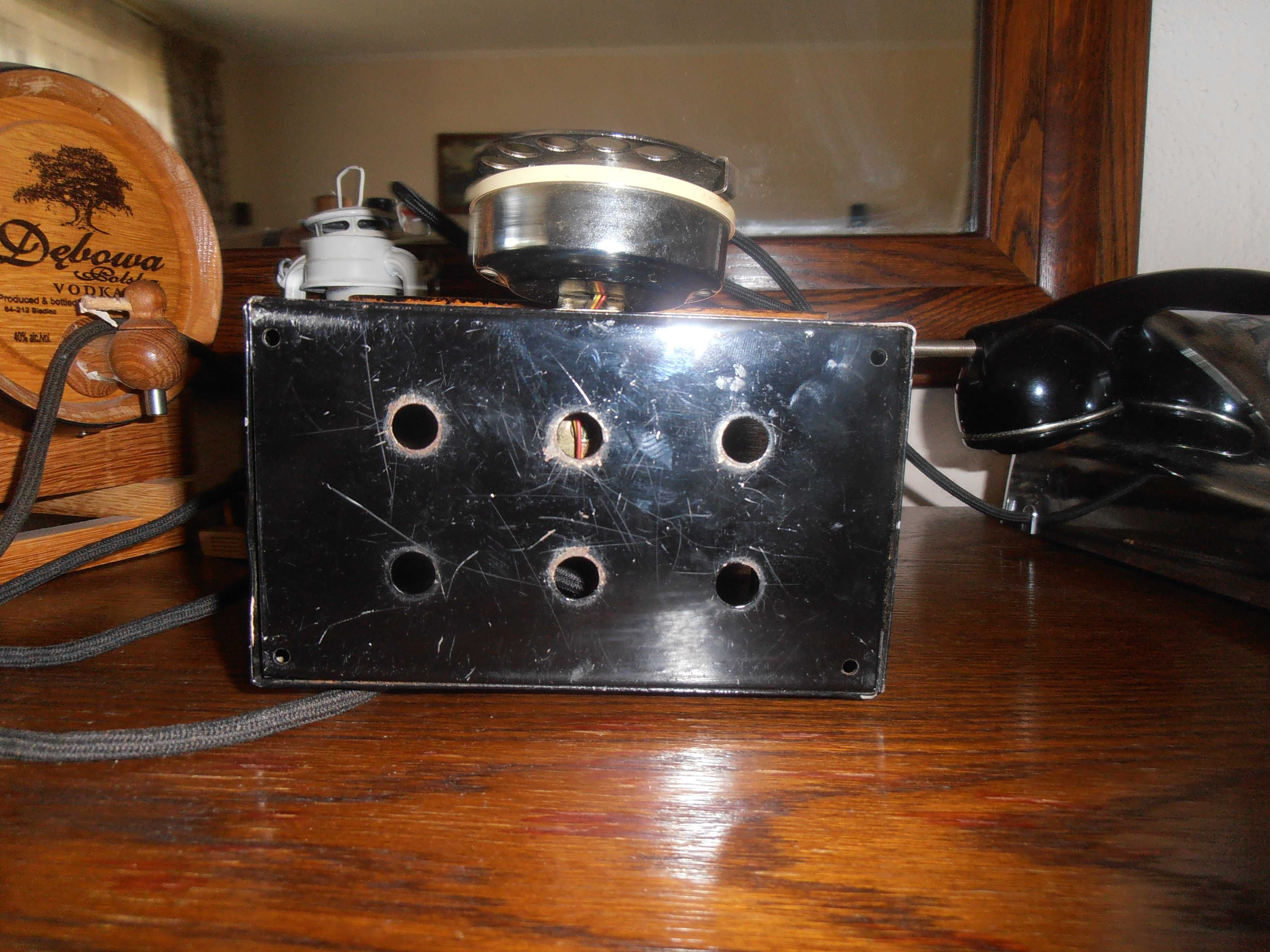 Stary zabytkowy telefon