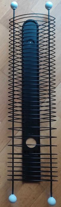 Metalowy, czarny stojak wiszący marki IKEA na 40 płyt CD