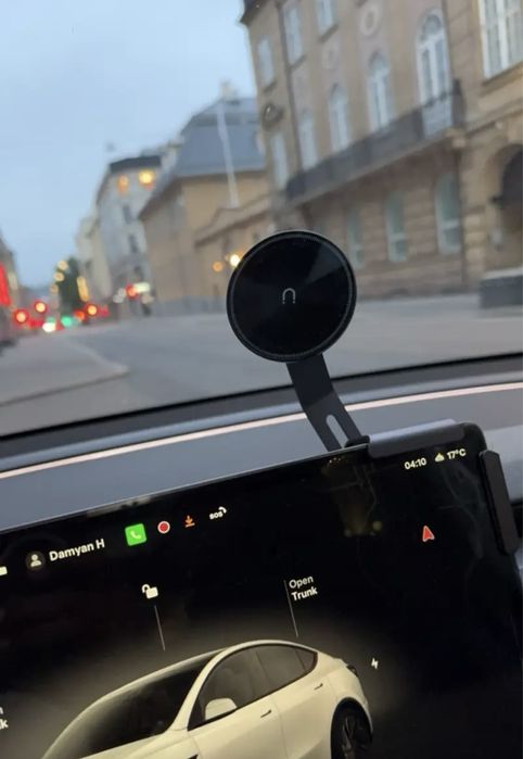 Tesla y , 3 . Тримач для телефону