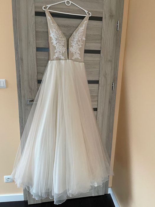 Suknia ślubna z welonem i akcesoriami