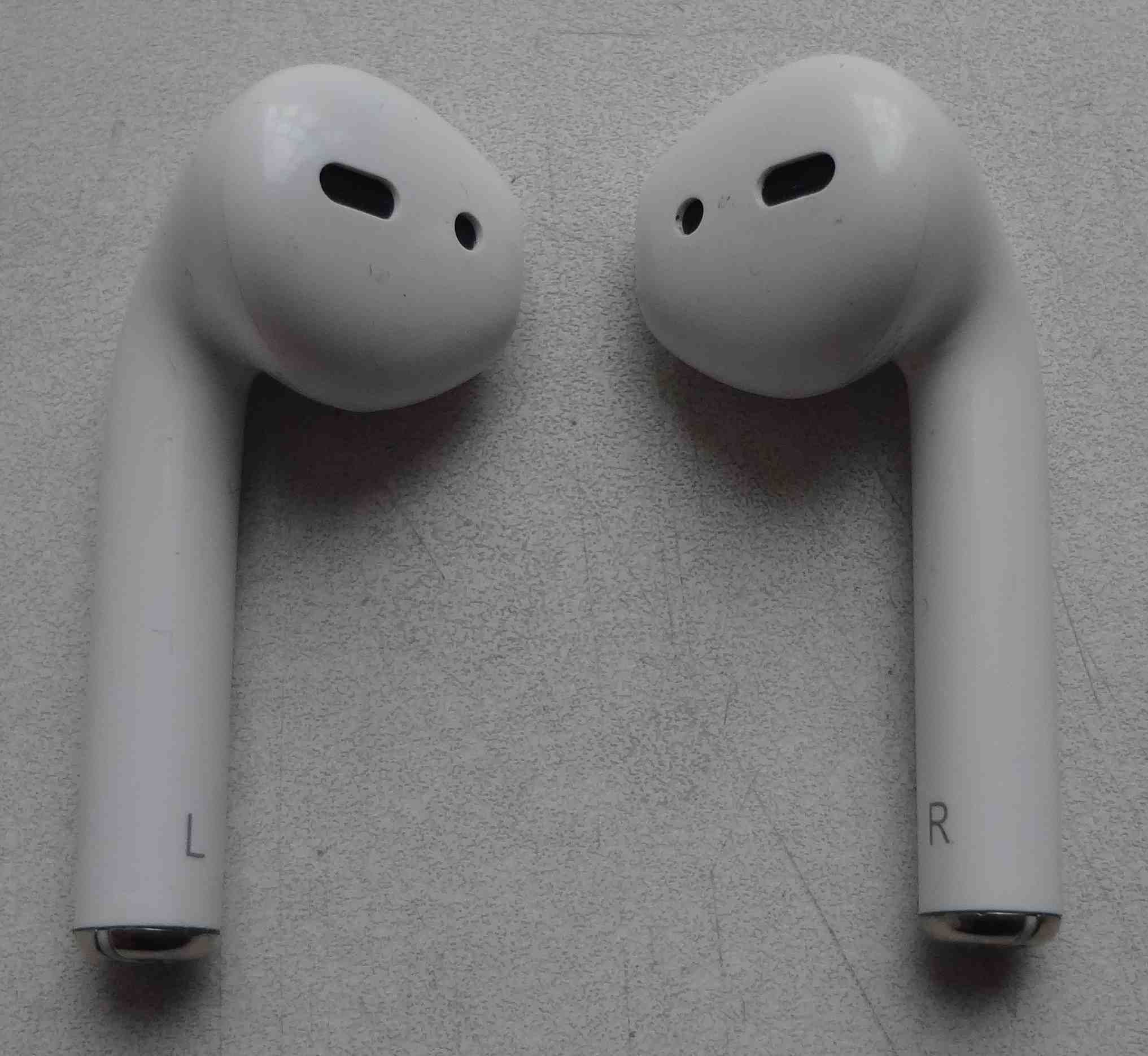 Наушники AirPods A2032 футляр A1938