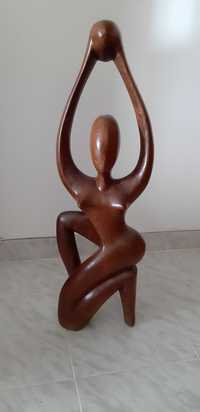 Estatueta africana de madeira maciça