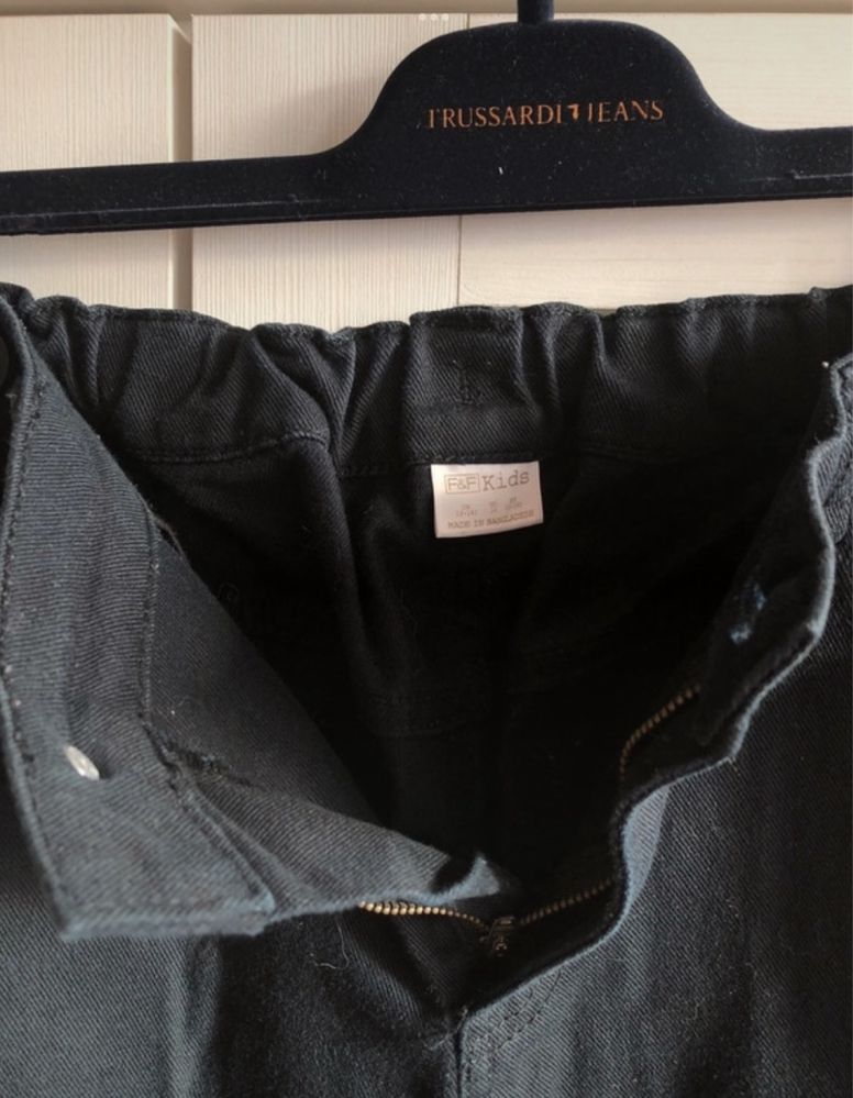czarne spodnie jeasny jeansowe chłopięce dżinsy