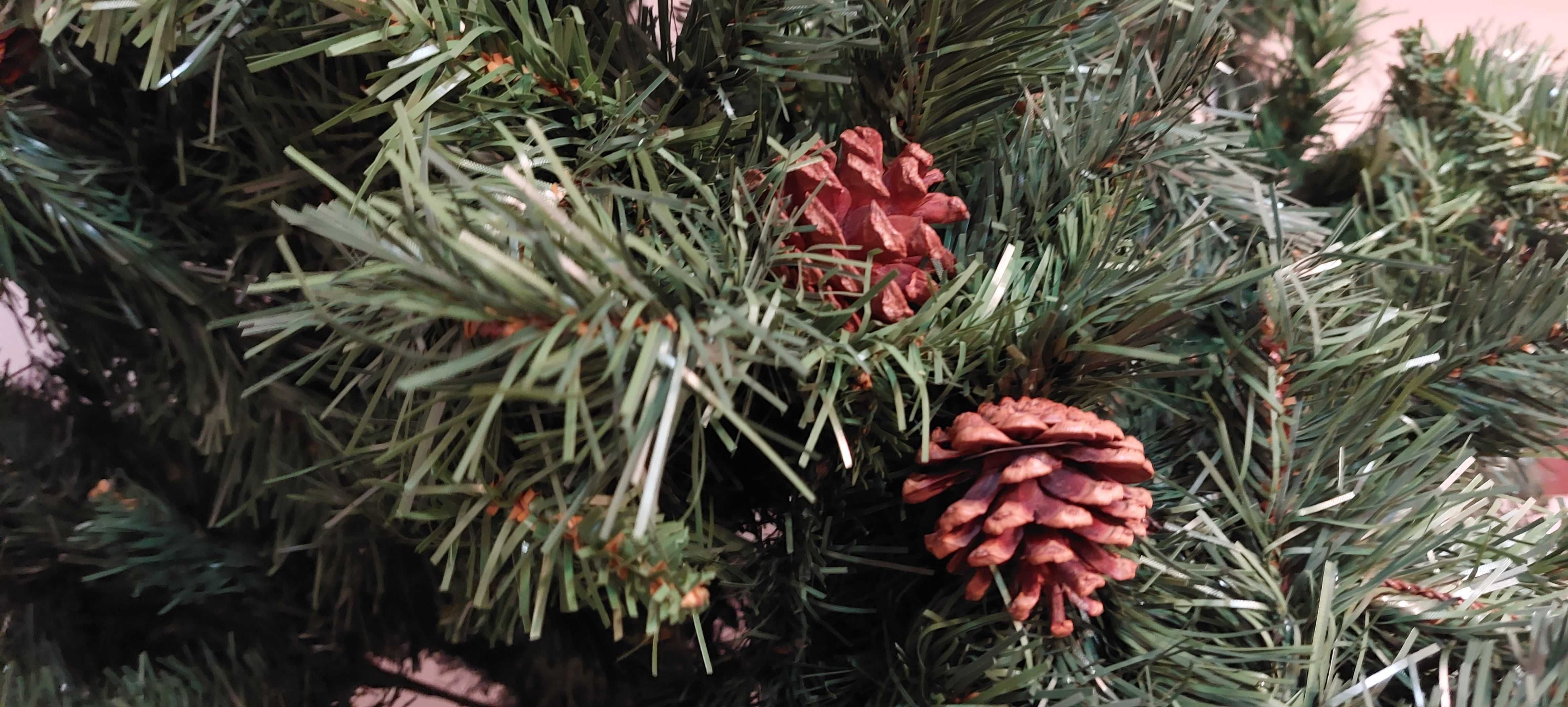 Árvore de Natal artificial muito grande (mais de 3 metros de altura)