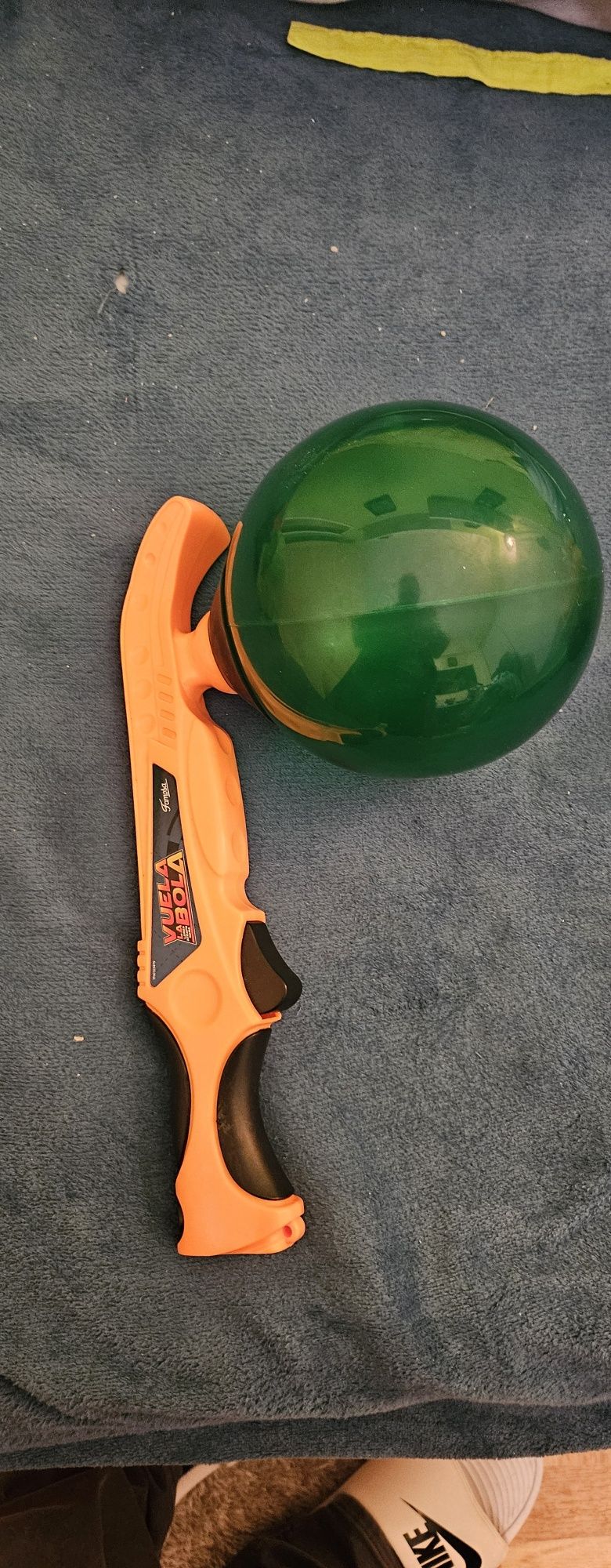 Brinquedo com uma bola