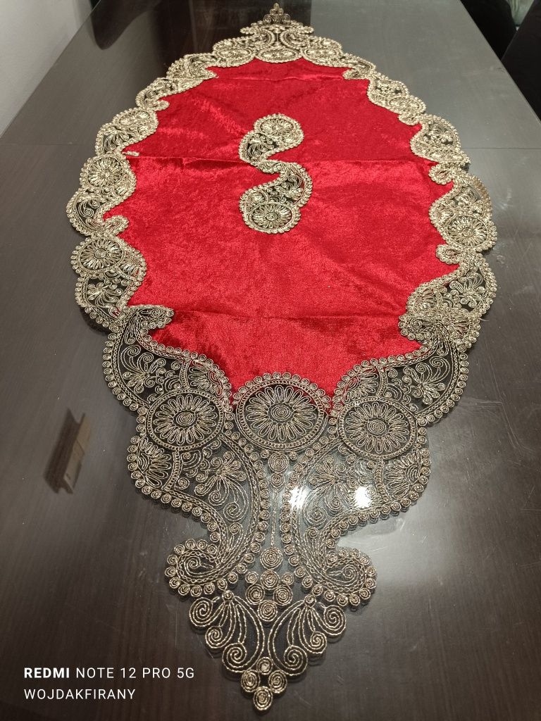 Bieżnik czerwony  welur z koronką 120x55cm
