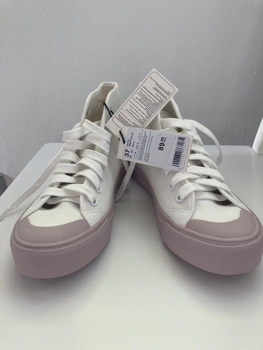 Nowe białe trampki z fioletową podeszwą