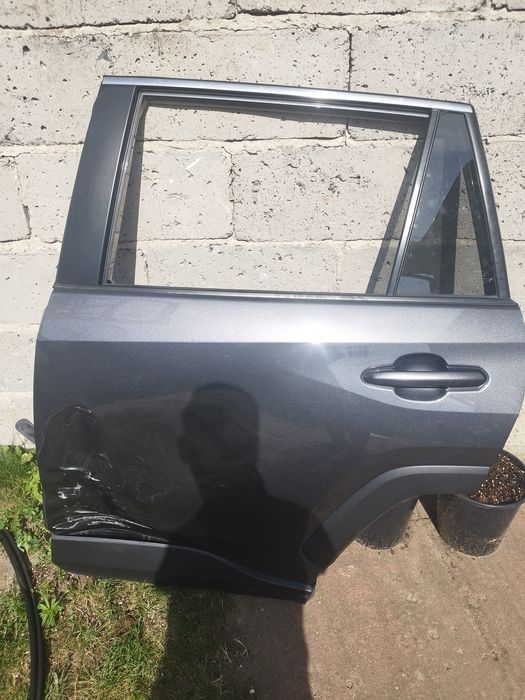 Uszkodzone drzwi tylne lewe Rav4