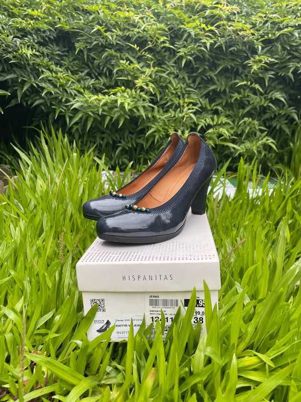 Sapatos Salto com Pedras Douradas