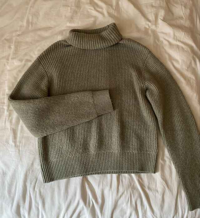 Светр вʼязаний жіночий