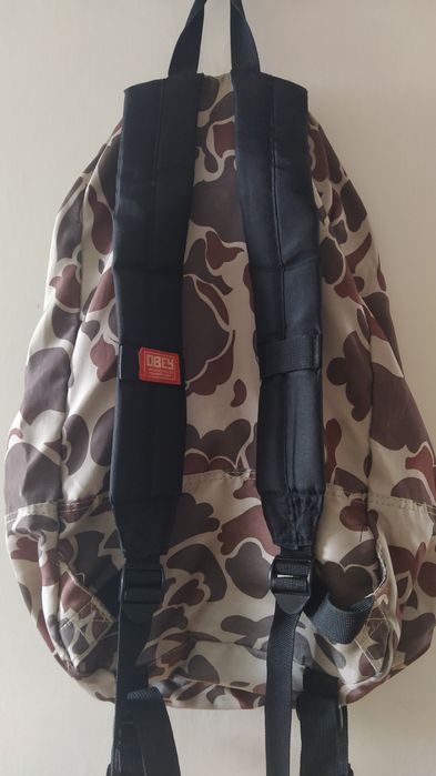 Mochila obey permite levar skate