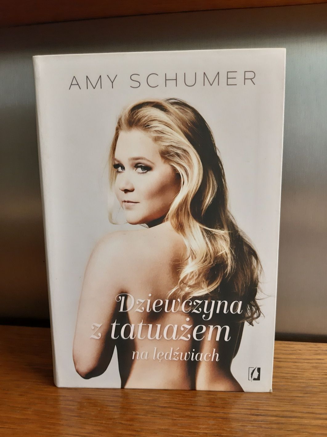 Amy Schumer Dziewczyna z tatuażem na lędźwiach