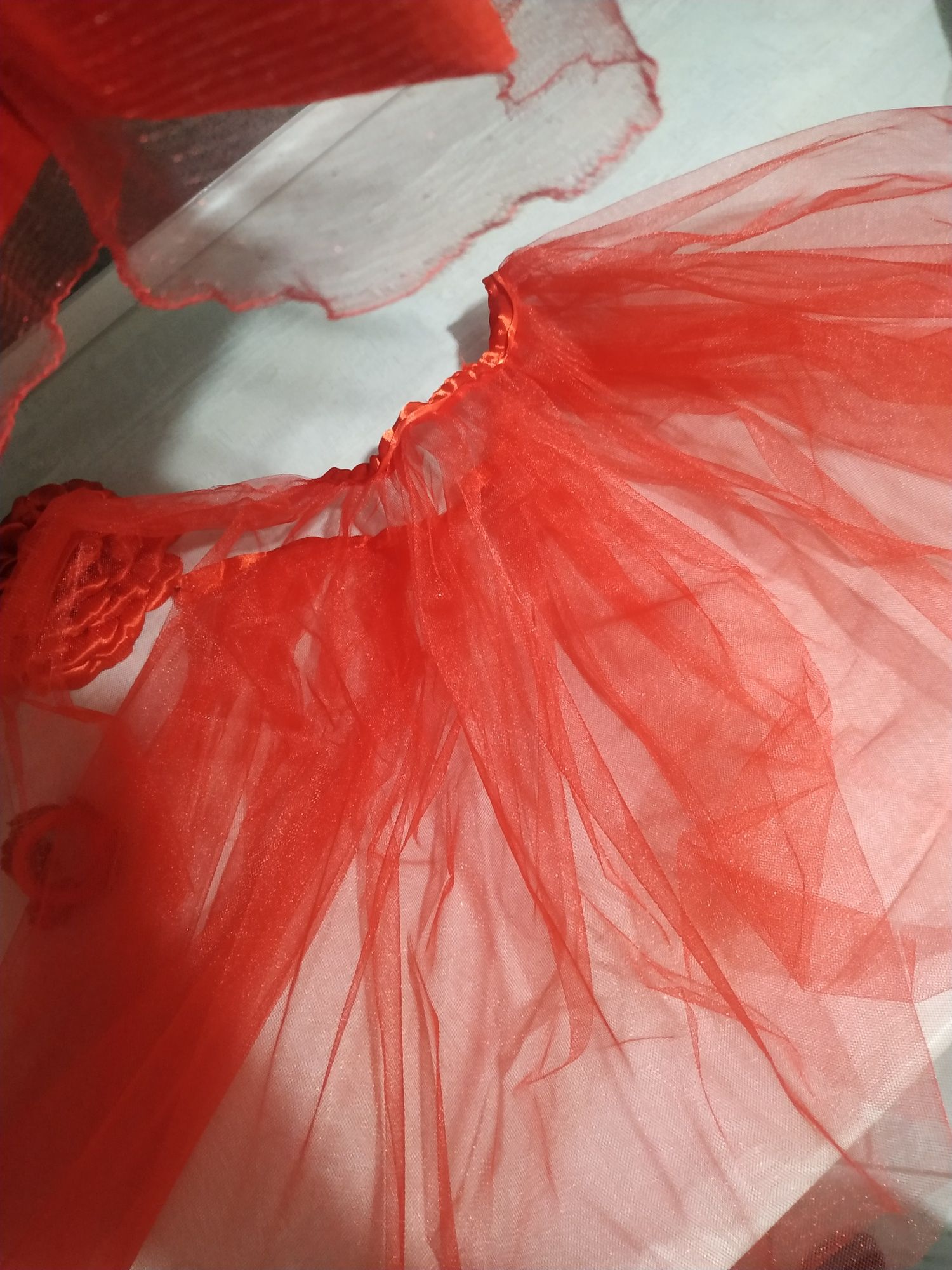 Нарядное красное платье