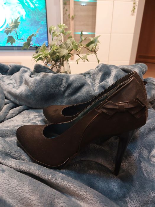 Szpilki czarne atłasowe rozm. 39