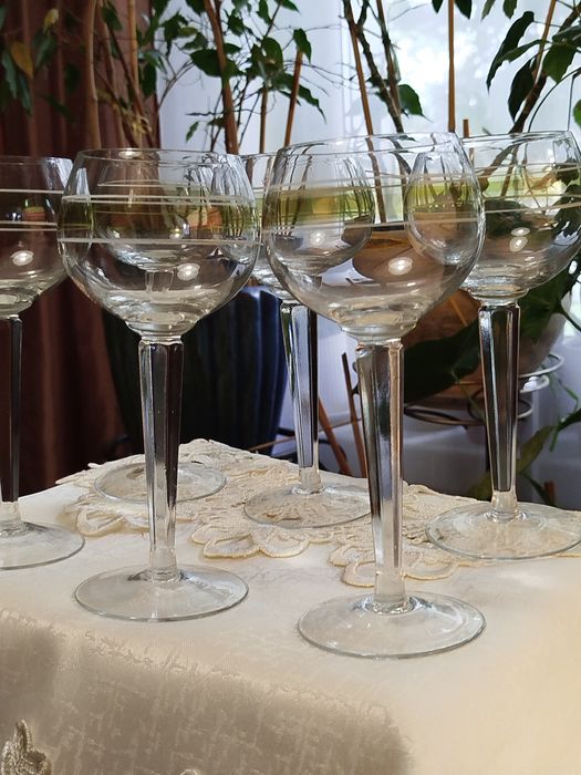 Kieliszki do wina/szampana,na wysokiej nóżce z wzorem,z okresu PRL-U.