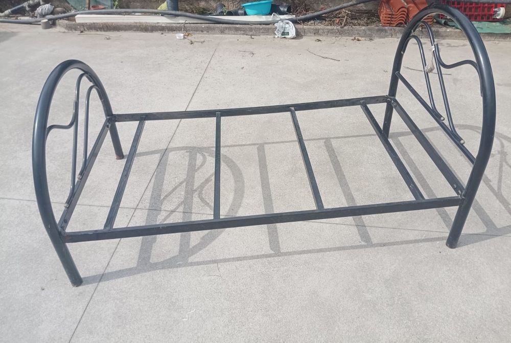 Cama individual em ferro