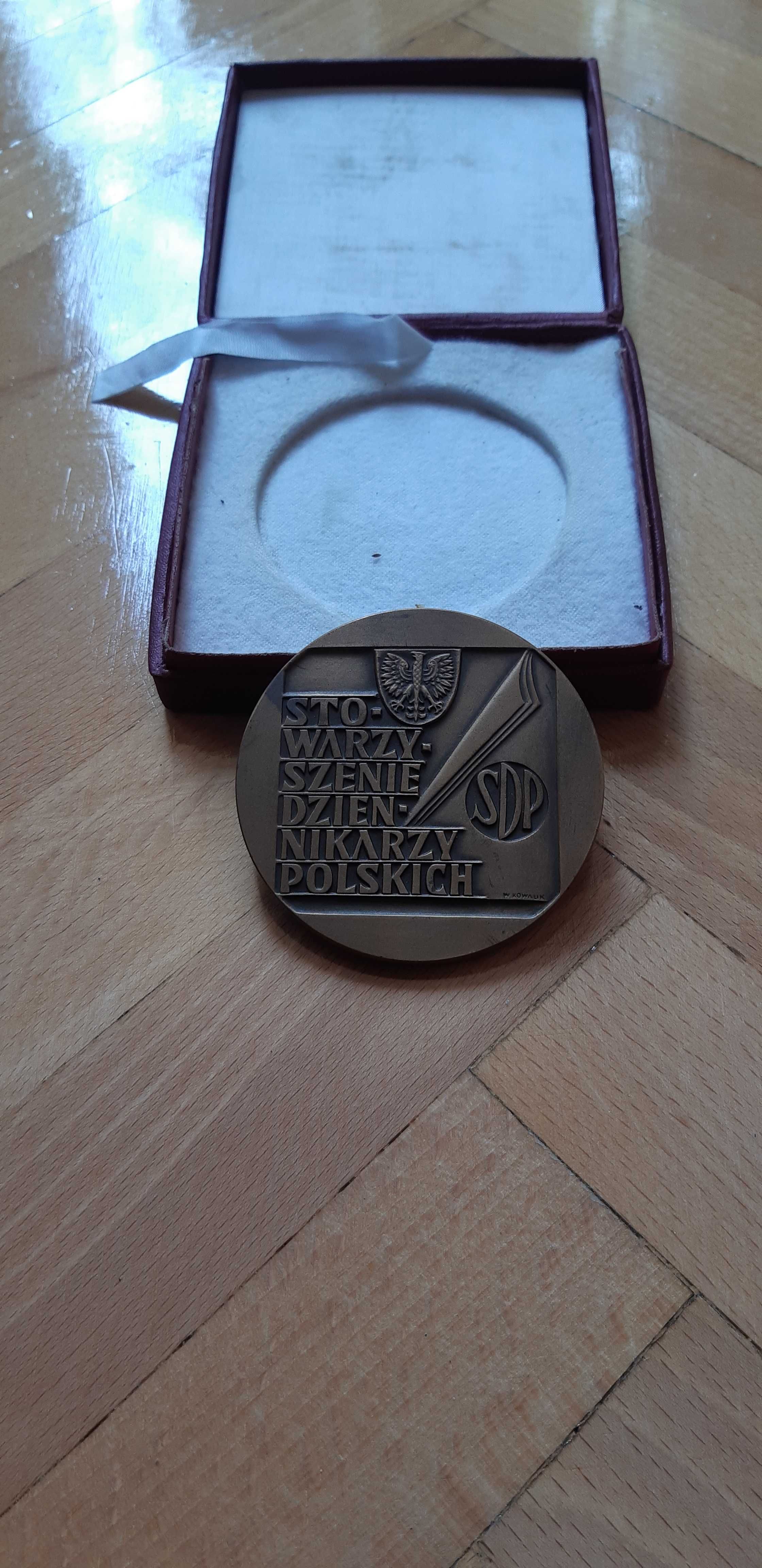 medal 25 lat pracy w dziennikarstwie PRL - średnica 7 cm w pudełku