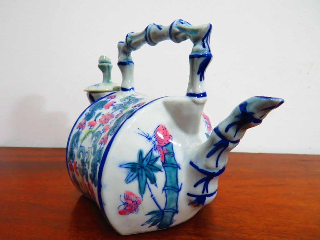 Bule em porcelana.
