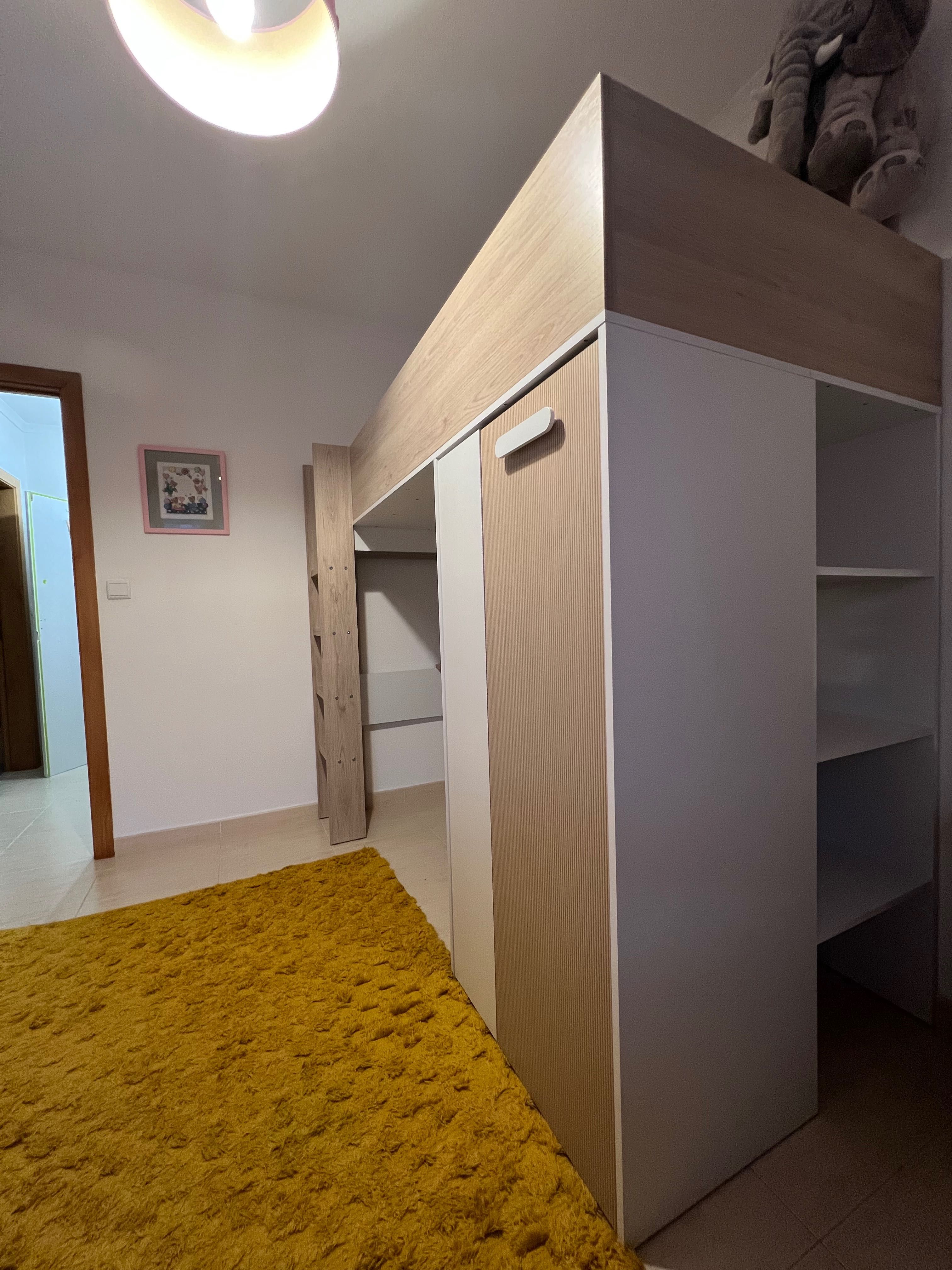Cama alta c/ secretaria e roupeiro