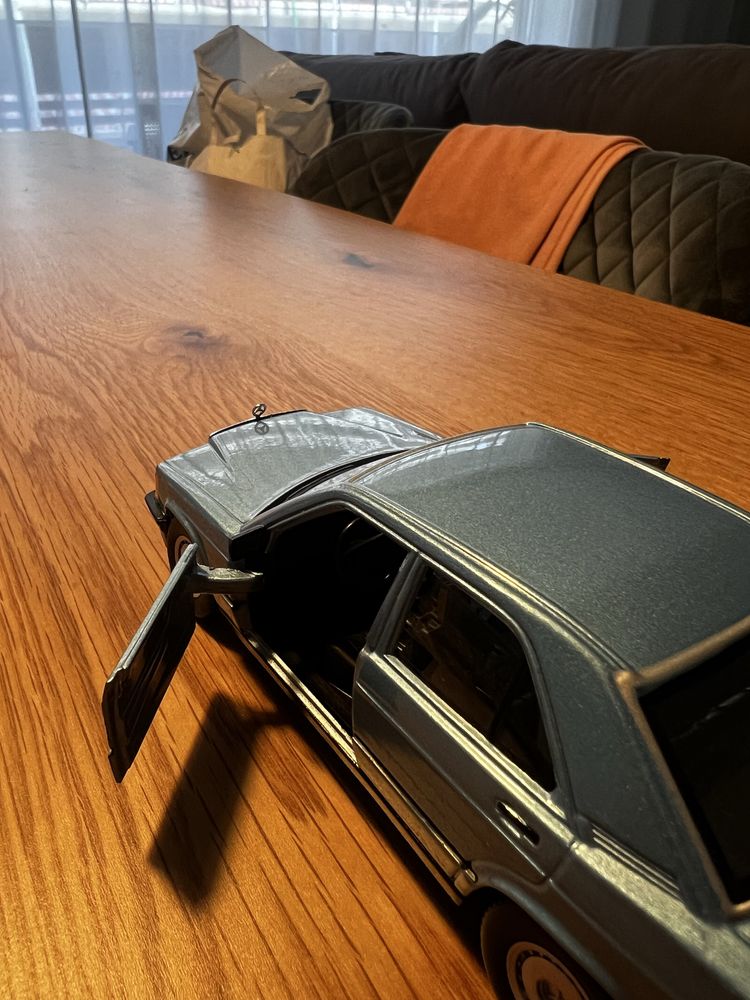Minatura mercedes 190 burago 1/24