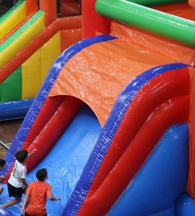 Insuflável castelo gigante colorido 7 metros