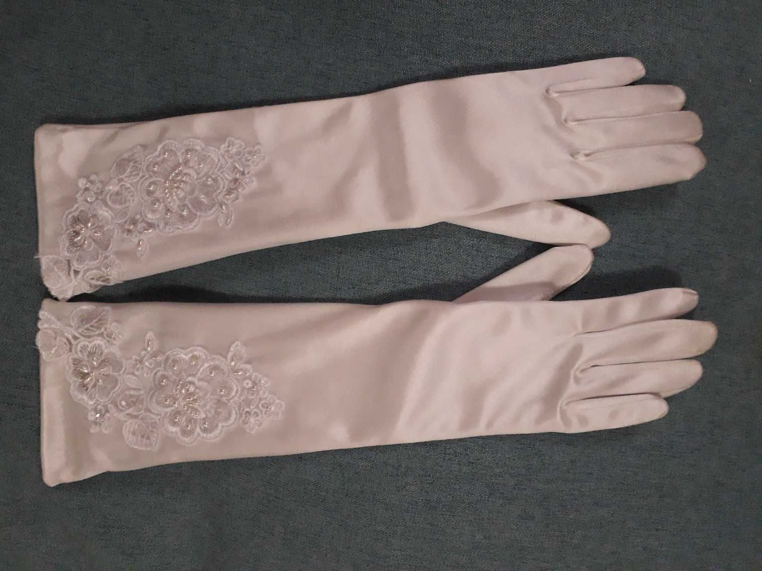 Vestido de Noiva com Rendas e Bordados e luvas