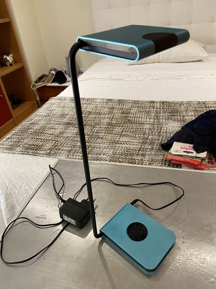 Candeeiro azul com pé móvel