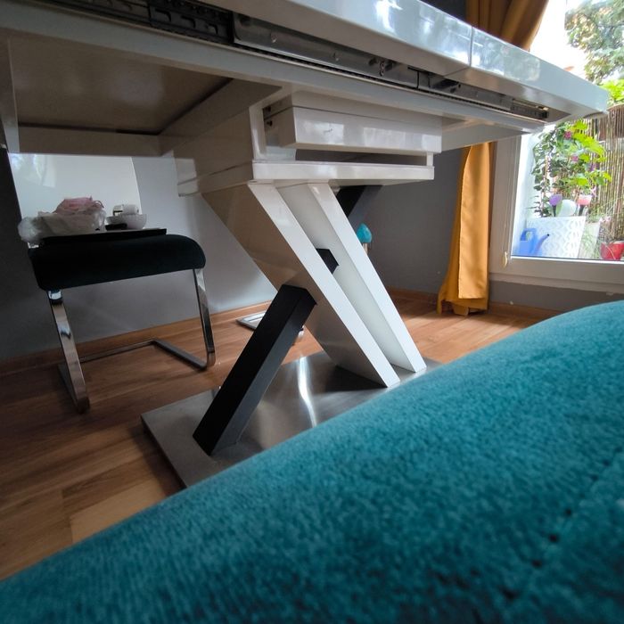 Biały stół z 4 krzesłami