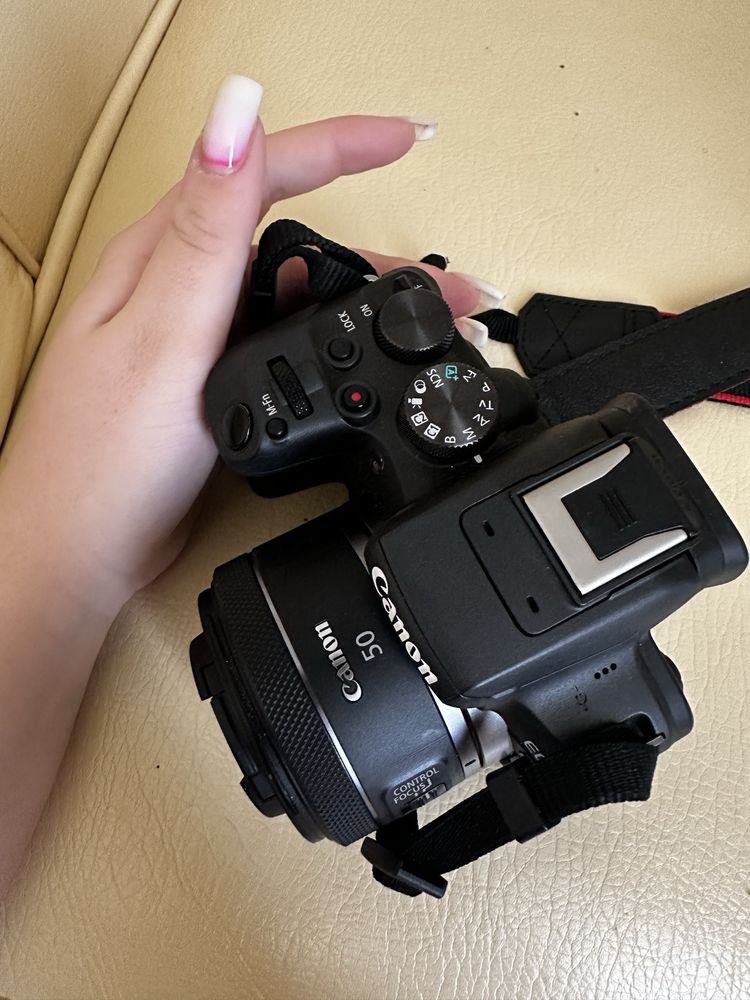 Canon EOS R10.