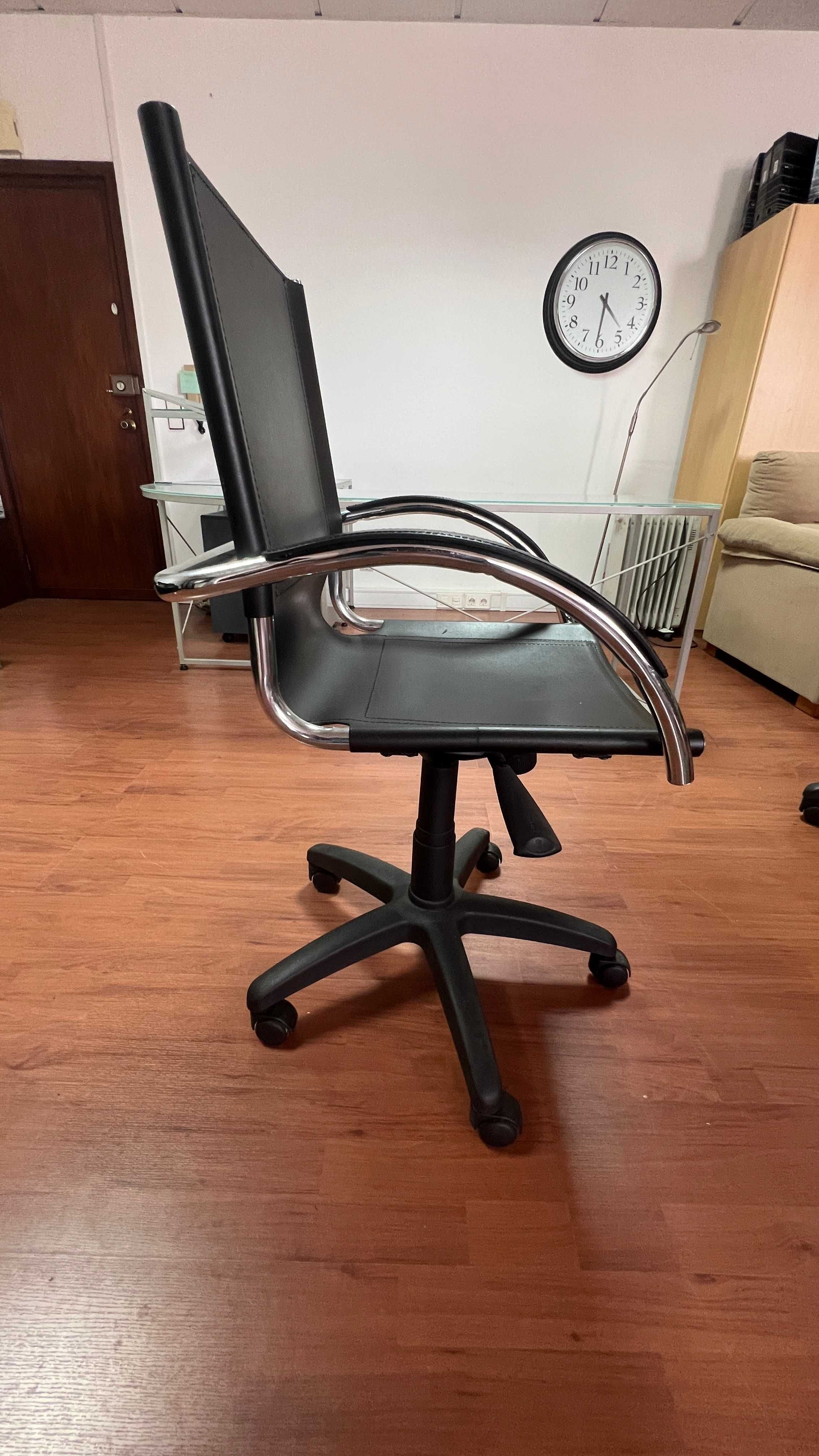 Cadeira de Escritorio em Pele e Aluminio com Sistema Elevatório